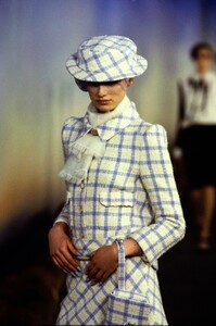 025-chanel-spring-2001-couture-details-CN10051460-nina-heimlich.thumb.jpg.fc6bfaff456f6277ccbe72bd03c68998.jpg