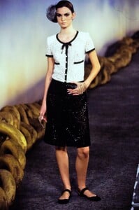 027-chanel-spring-2001-couture-CN10051450.thumb.jpg.cc0b391d48e0df971c5e46e8883d49cb.jpg