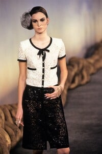 027-chanel-spring-2001-couture-details-CN10010920.thumb.jpg.28239ef7a22905ad8918c9b638f6d6a8.jpg