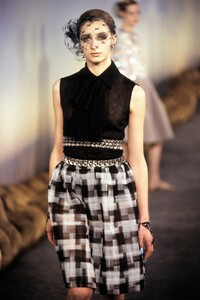 030-chanel-spring-2001-couture-details-CN10010858-roos-van-bosstraeten.jpg