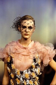 033-chanel-spring-2001-couture-details-CN10051472-malin-persson.jpg