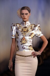 036-chanel-spring-2001-couture-details-CN10010876-lisa-ratliffe.thumb.jpg.f09fe3318e25e8f86f9e155422dbd514.jpg