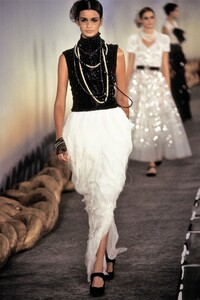 046-chanel-spring-2001-couture-CN10010892-caroline-ribeiro.jpg