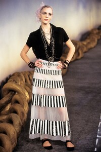051-chanel-spring-2001-couture-CN10010910-hannelore-knuts.thumb.jpg.5d6ce68ac1fca95dc2331c807880c41b.jpg