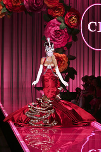 1003865148_ChristianDior2004HauteCouture6.thumb.jpg.a6e1be0cf6d973d978a822c7573b60ec.jpg