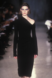 1045083072_DonnaKaran1997WomenRTW78.thumb.jpg.8603c13188f19532cc71e5d5b4878ab1.jpg