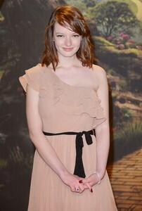 DAKOTA BLUE RICHARDS (3).jpg