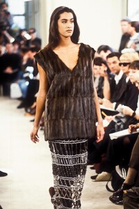 1053166809_PradaRTW-FallWinter1990(7).thumb.jpg.e241ffd244a6dc75fe895aeb055cfd7e.jpg