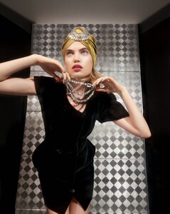 1059872551_HarpersBazaarBeauty.8_22.2142419.thumb.jpg.9aa3bb23f0f1bdbfa68379abc7ead27b.jpg