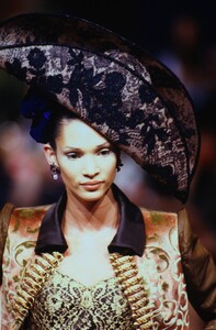 1076824395_christian-lacroix-couture-fall-1996(3).thumb.jpg.fd00ce0121eb470864abbe7e7134d09a.jpg