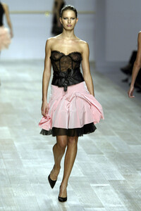 1076827915_Blumarine2003WomenRTW7.thumb.jpg.eb54ad2c3c8dbe373a0acd01257118b5.jpg