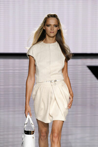 1081894954_Versace2007WomenRTW10.thumb.jpg.ba8e02fff42aae5f5e250090962209c7.jpg