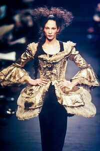 1111453276_JeanPaulGaultier1998HauteCouture50.thumb.jpg.3a092ec5183dca095d21f5fc75b71f96.jpg