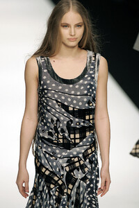 1151379401_EleyKishimoto2005WomenRTW21.thumb.jpg.d52527e5a3b38d0fe7af50ce4fcf06de.jpg