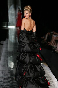 1168624764_Valentino2004HauteCouture273.thumb.jpg.4bf0eae88e0c8176bdf5ddd2190a66a5.jpg