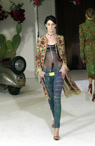 1223823722_DolceGabbana2001WomenRTW59.thumb.jpg.12f58c90b13b19a0a23093248f4b4414.jpg