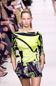 1239295994_EmilioPucci2001WomenRTW25.thumb.jpg.c2092759be4e72f67c8db6f8a3d35fe6.jpg