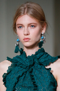 Katya Ledneva for Oscar de la Renta S S 2016.jpg