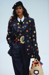 1246983588_Dolce-Gabbana-Fall-92(19).thumb.jpg.e89a1b7dcea61dfabac71018525a8add.jpg