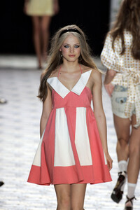 1260335764_BetseyJohnson2006WomenRTW53.thumb.jpg.8839d1a2bc92d66502259910ff60db15.jpg