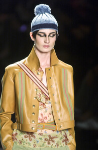 1295922460_JohnGalliano2002WomenRTW77.thumb.jpg.556e0904aab07dd7e58fd3b4a9ad1417.jpg