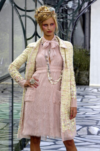 1308769094_Chanel2003HauteCouture48.thumb.jpg.090a6c62924376fd27f0ff02ce197200.jpg