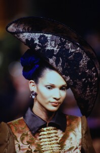 1321749801_christian-lacroix-couture-fall-1996(7).thumb.jpg.5b5756b41453a6c50e682a1ffc43ac53.jpg