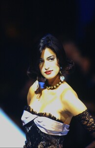 1324111226_christian-lacroix-hc-ss-1995(10).thumb.jpg.93cbd0972e3e612759cc3958bc3782ea.jpg