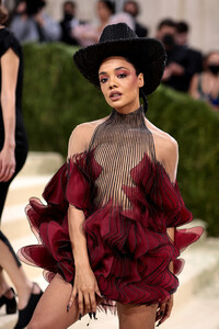 Tessa+Thompson+2021+Met+Gala+Celebrating+America+fg_rDBSlxtwx.jpg