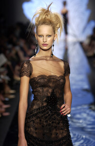 1357672557_Valentino2001HauteCouture86.thumb.jpg.83e1270d52ee53eb987ff2eb419c184c.jpg