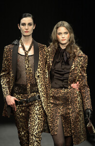 1393135591_Moschino2001WomenRTW19.thumb.jpg.e66568137d96d7b8fe6b8ad50869b8c8.jpg