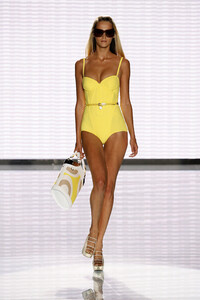 1399743098_Versace2007WomenRTW77.thumb.jpg.3319ad20f2cd2e53d04f72b0a491dc21.jpg