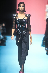 1411041919_ChristianLacroix1995WomenRTW111.thumb.jpg.98d38f910122f545650432a2b3a3698d.jpg