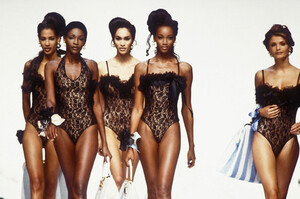 1422583236_ChristianDior1993WomenRTW24.jpg.c67cb52a362035c7a07dbce0c879e3f3.thumb.jpg.2b92a4c8e865c6e82a0ff8eb736901f1.jpg