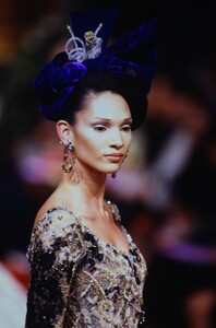 1429534696_christian-lacroix-couture-fall-1996(14).thumb.jpg.2321c402b9f0fa727e35db7c5aab3fb6.jpg