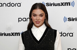 Hailee+Steinfeld+Hailee+Steinfeld+Visits+SiriusXM+3REl7ZIpaNRx.jpeg