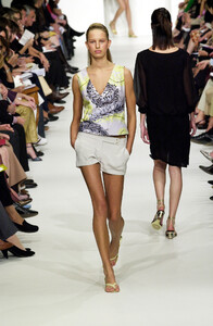 1465405027_EmilioPucci2001WomenRTW70.thumb.jpg.da3e88728e0b7d72ea5878adbd00bac9.jpg