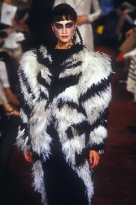 1480447466_JeanPaulGaultier1997HauteCouture85.thumb.jpg.204840506a19c74669613c0cfbd2dcf9.jpg