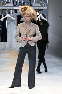 1486172270_JeanPaulGaultier2002WomenRTW101.thumb.jpg.eefb4ee48dc660aca89a4a589a32df34.jpg