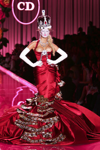 1499665989_ChristianDior2004HauteCouture16.thumb.jpg.2389470332b117b93a15fda7b08f7a2f.jpg