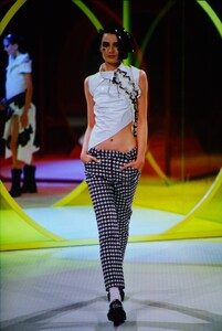 1530787284_JOHN-GALLIANO-SPRING-2000-CATWALK-ARCHIVES(2).thumb.jpg.d28ead05b9ef8e644a50df08f1e0e2c0.jpg