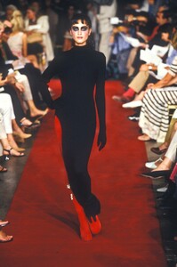 1543854577_JeanPaulGaultier1997HauteCouture47.thumb.jpg.b3fd20c125338fac9790d2a6e5fa6e48.jpg