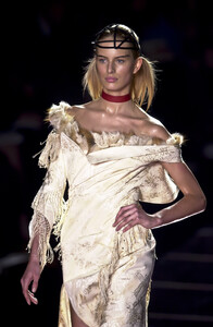 1545735209_JohnGalliano2001WomenRTW89.thumb.jpg.916023b1eaf983b7fb89e296d1d04175.jpg