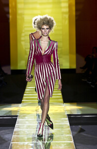 1553015878_GianniVersace2001HauteCouture73.thumb.jpg.a0aede043156f26e478ae81f21d97792.jpg