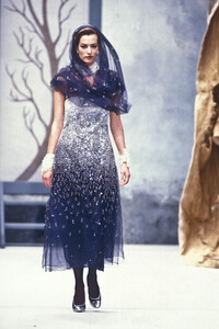 1557757645_Chanel1991HauteCouture44.thumb.jpg.c6244ca81c48650e97d5b749dc0b72b8.jpg