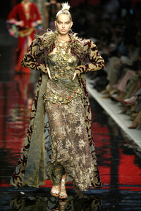 1558810149_EmanuelUngaro2002HauteCouture166.thumb.jpg.6166803ff4539da1068ab82fbdb2a419.jpg