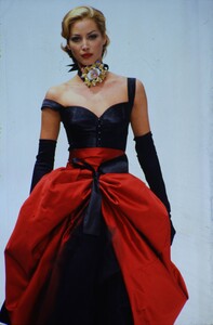 1568618351_Dolce-Gabbana-Fall-92(9).thumb.jpg.2d1f9f9adabb5213a34bbed4d82fd921.jpg