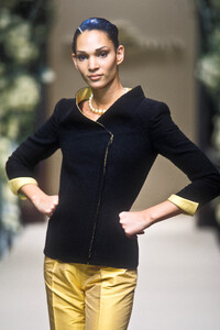 1587918122_PierreBalmain1997HauteCouture9.thumb.jpg.26ab3aa7e725dd9c580816475d51fab6.jpg