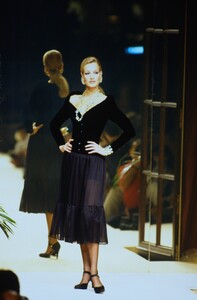 1603446558_givenchy-hc-fw-1992(3).thumb.jpg.3b56c58153902eb4325efea1f8710c7e.jpg