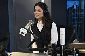 Hailee+Steinfeld+Hailee+Steinfeld+Visits+SiriusXM+QQD2d2iZswyx.jpeg
